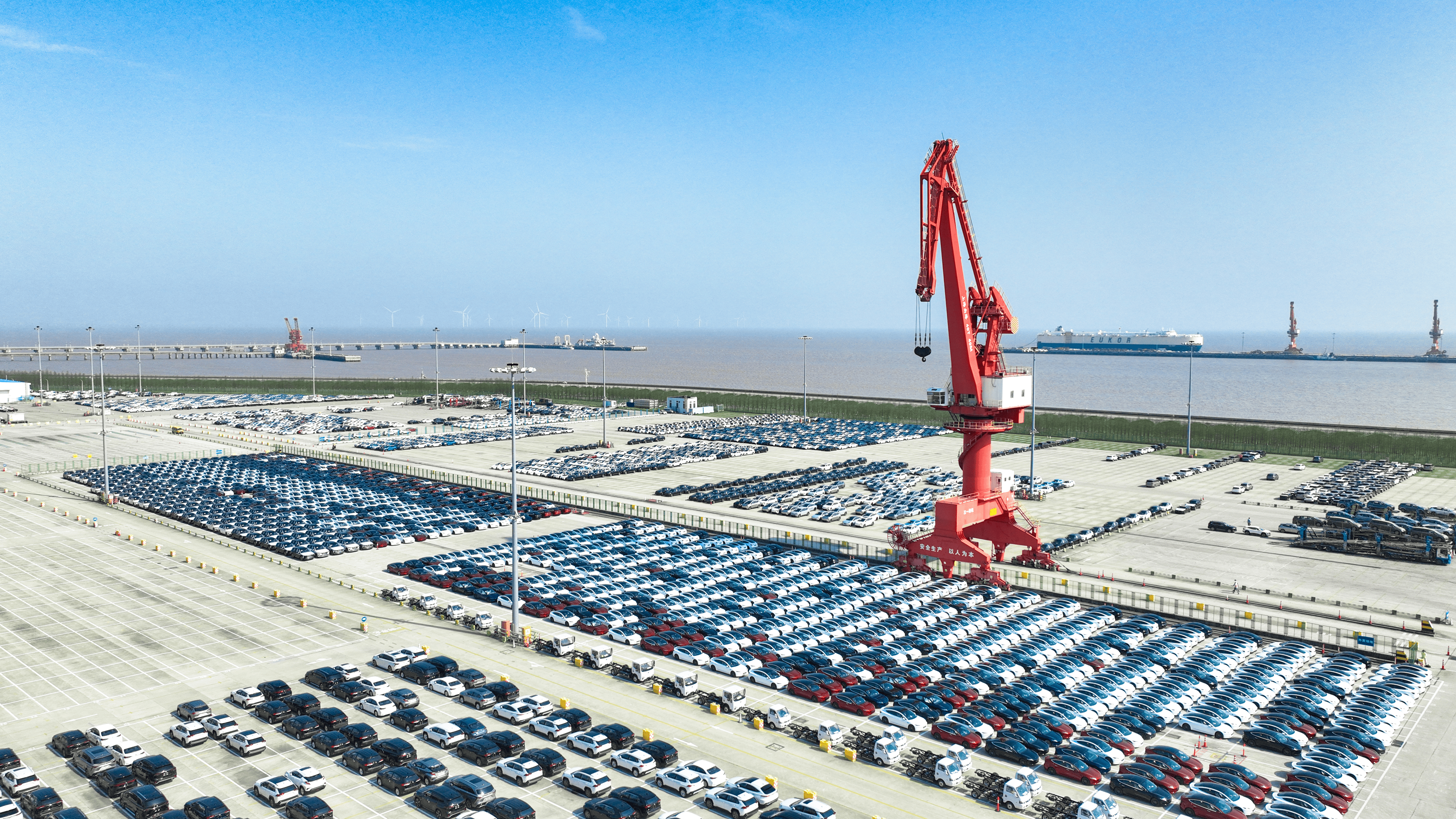 南港码头汽车吞吐量首破百万