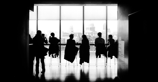 临港海外创新中心集合专业人才机构、海外当地知名高校协会组织以及国内各大园区企业伙伴优势，实现引进人才回国落户及培养园区全球化人才双向功能。